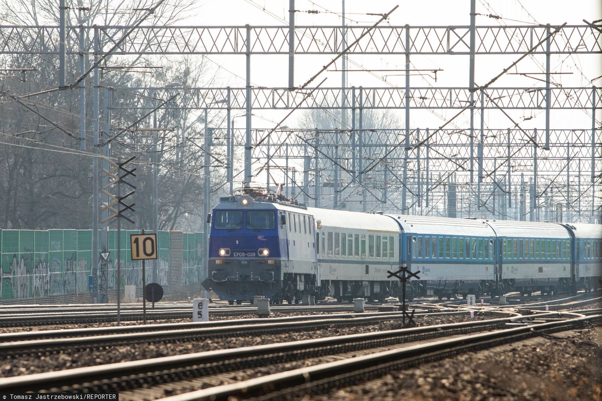 Zerwana sieć trakcyjna. Utrudnienia na kolei