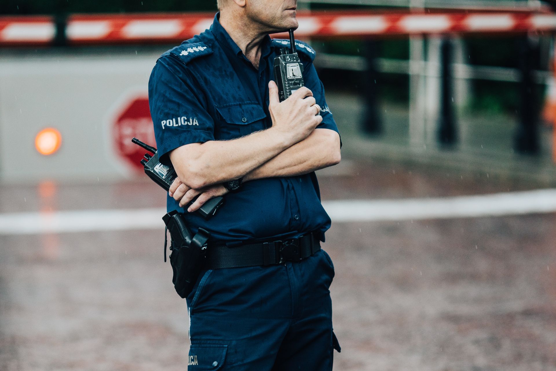 Wjechał w budynek sądu na Bemowie. Kierowca wyłamał szlaban
