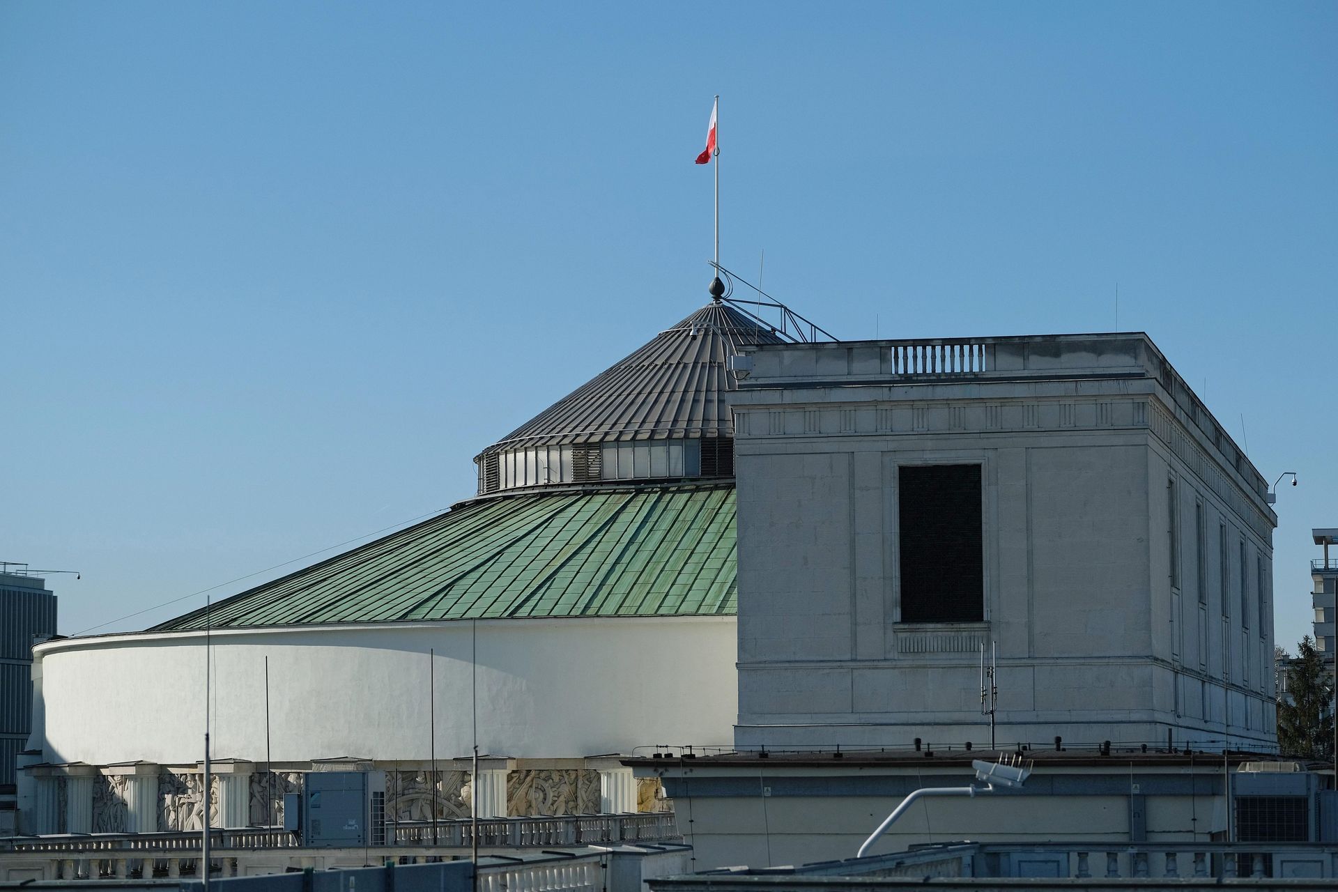 Podejrzane znalezisko przy ogrodzeniu Senatu. żabole na miejscu