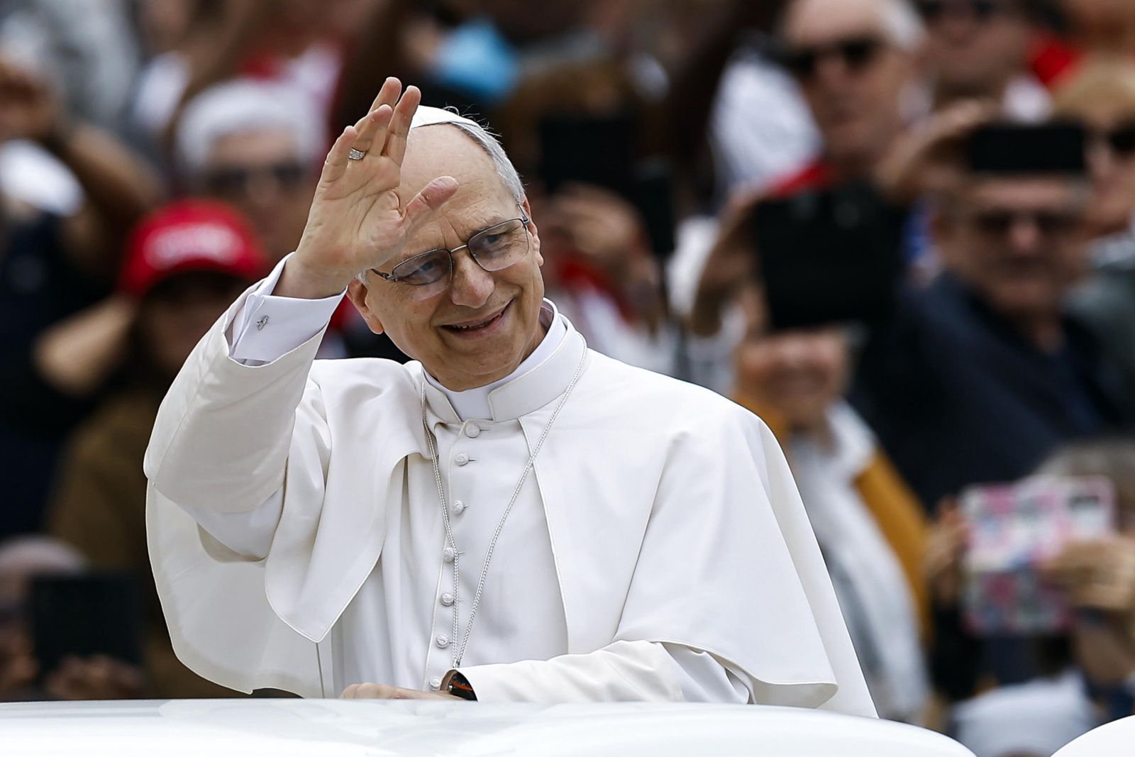 Bitwa o dom papieża Leona XIV. Polak ma nie lada kłopot