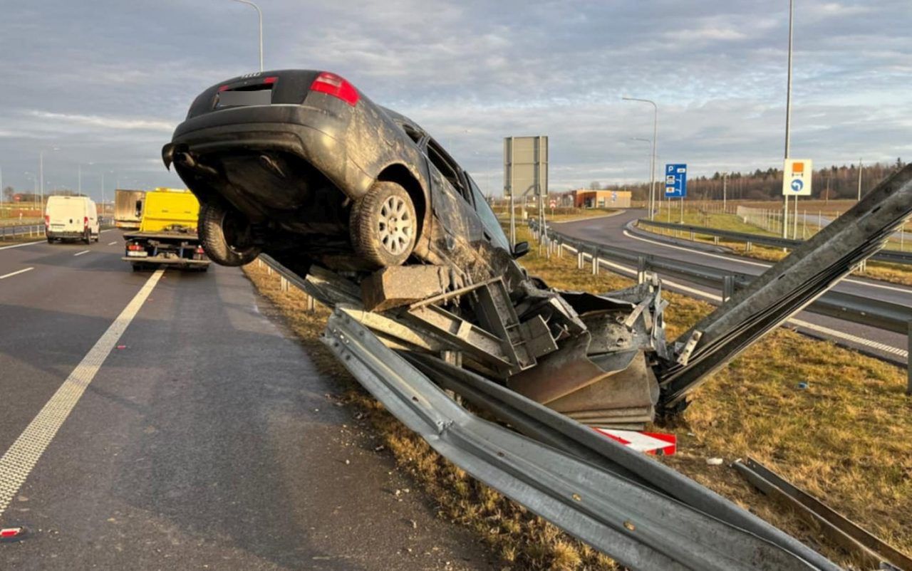 Zbyt późno dostrzegł zjazd z ekspresówki. Po chwili pożałował, iż nie pojechał na kolejny MOP