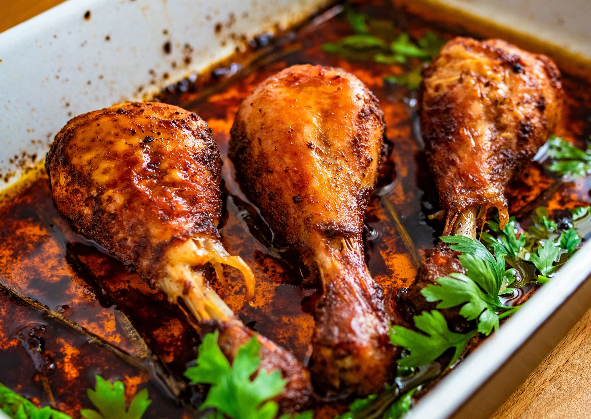 W jakiej temperaturze piec pałki z kurczaka? Wtedy wyjdą soczyste, ale nie będą surowe