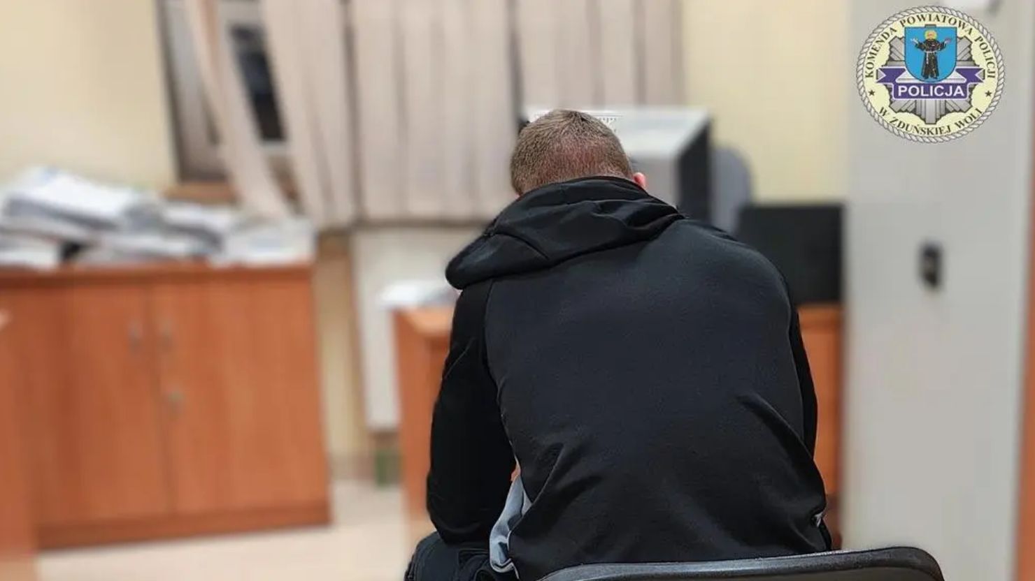 Schował się przed policją pod materacem