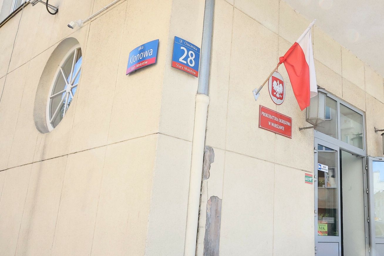 Pięć zarzutów i zakaz kontaktu. Były wykładowca pod dozorem