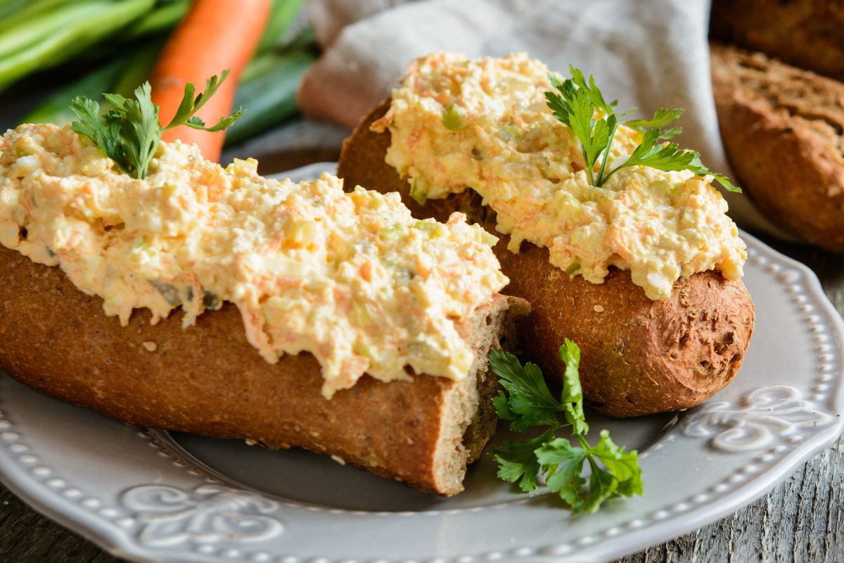 Biorę jajka i twaróg. Po chwili mam wysokobiałkową pastę do chleba