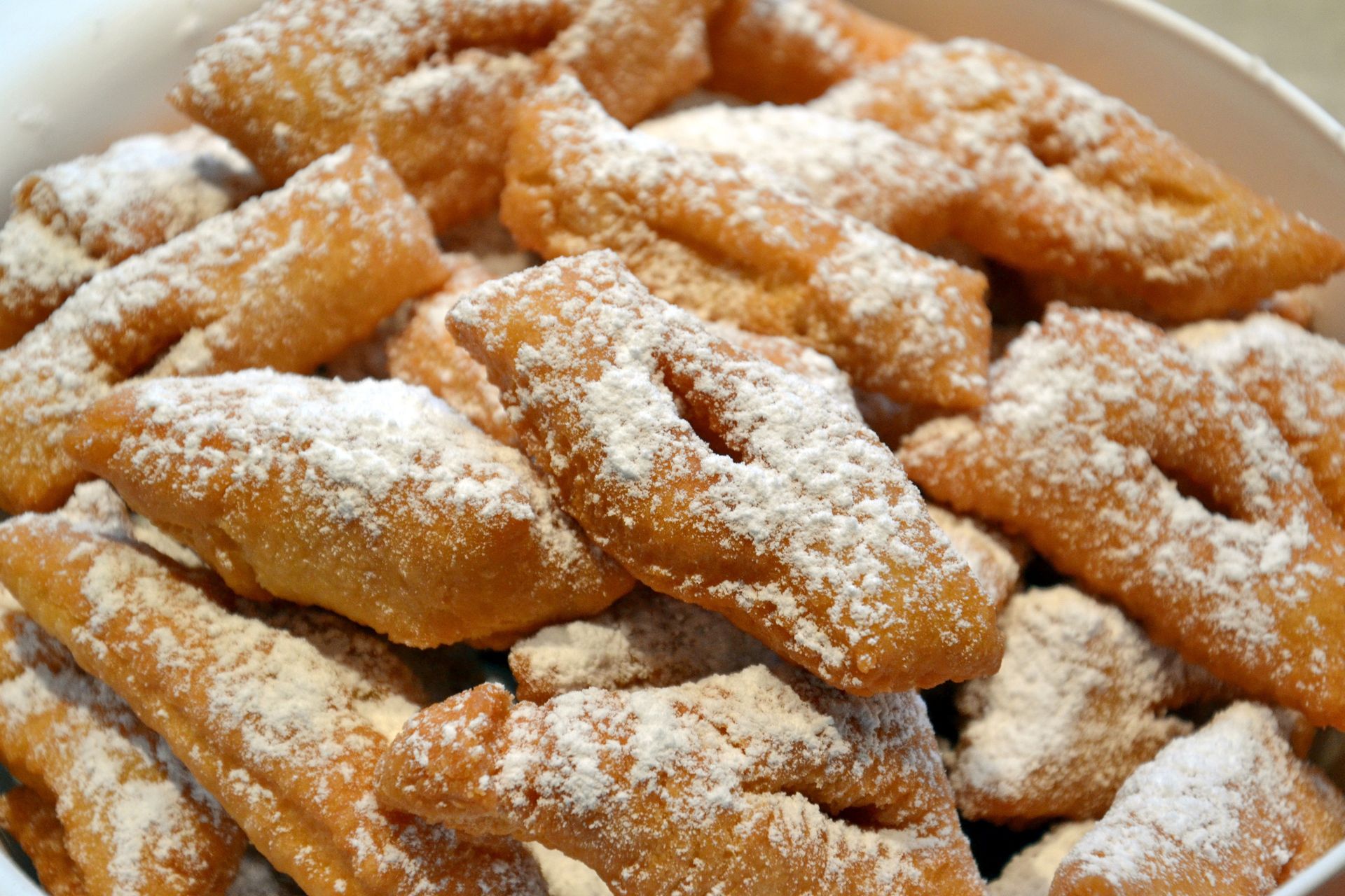 Dosypuję do faworków. Rosną puchate i mięciutkie