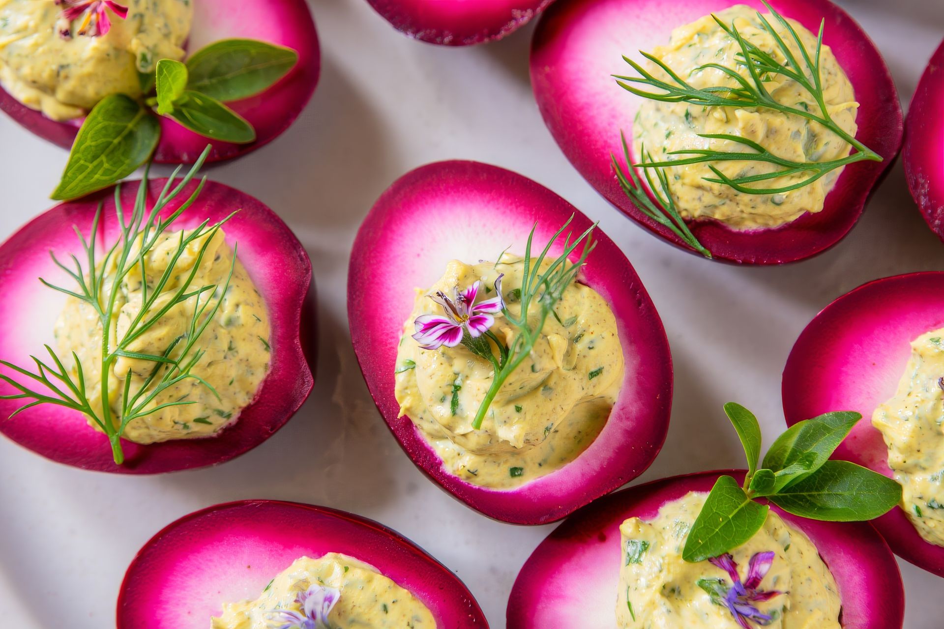 Zdobią wielkanocny stół lepiej niż niejeden bukiet kwiatów. Te jajka to pewniak na święta