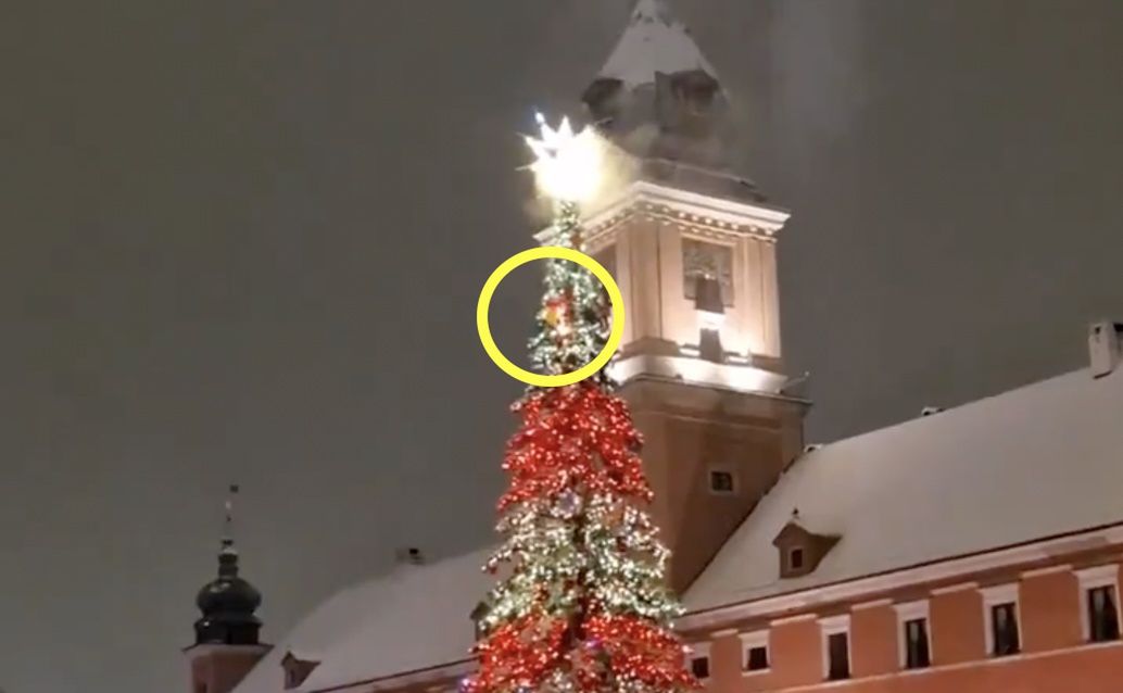 Pożar choinki na placu Zamkowym. Szybka interwencja strażaków