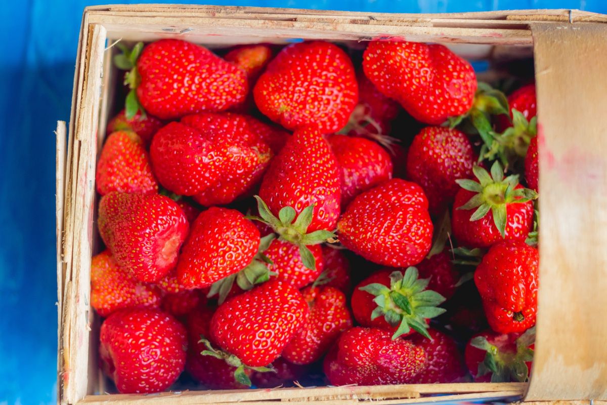 Banalny sposób. Tak w mig poznasz, czy truskawki były pryskane chemią