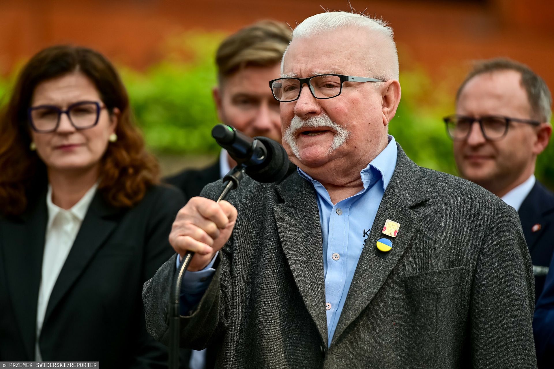 Wałęsa wyjechał z Polski mimo choroby. "Tu się nie da żyć"