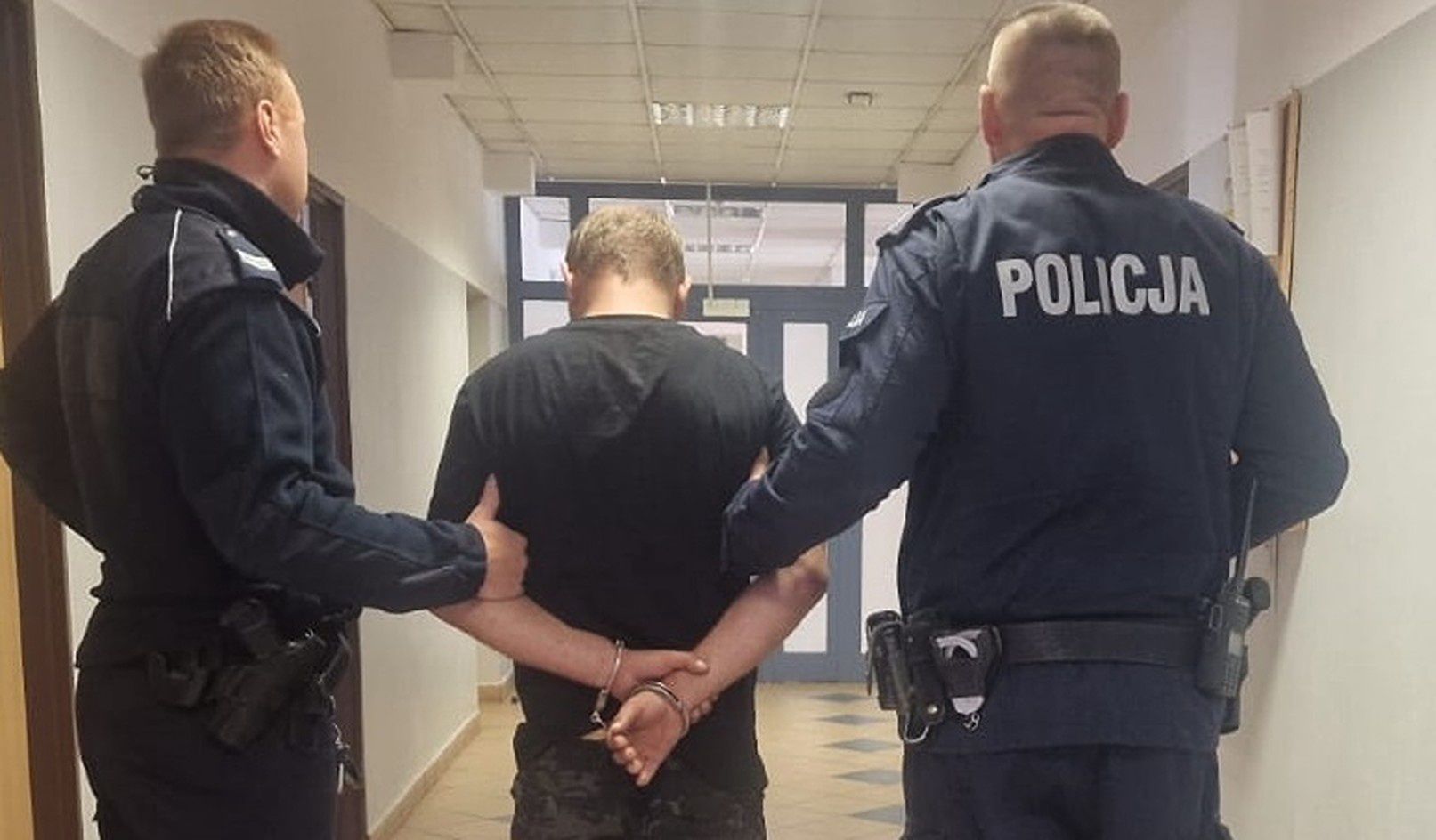 Pijany kierowca potrącił policjanta. Funkcjonariusze ruszyli za nim w pogoń