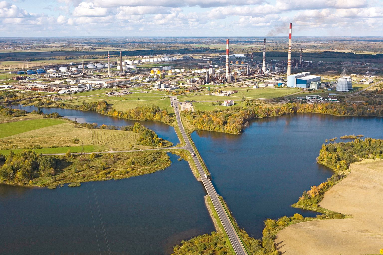 Orlen kończy budowę dużej farmy słonecznej na Litwie. Zasili rafinerię