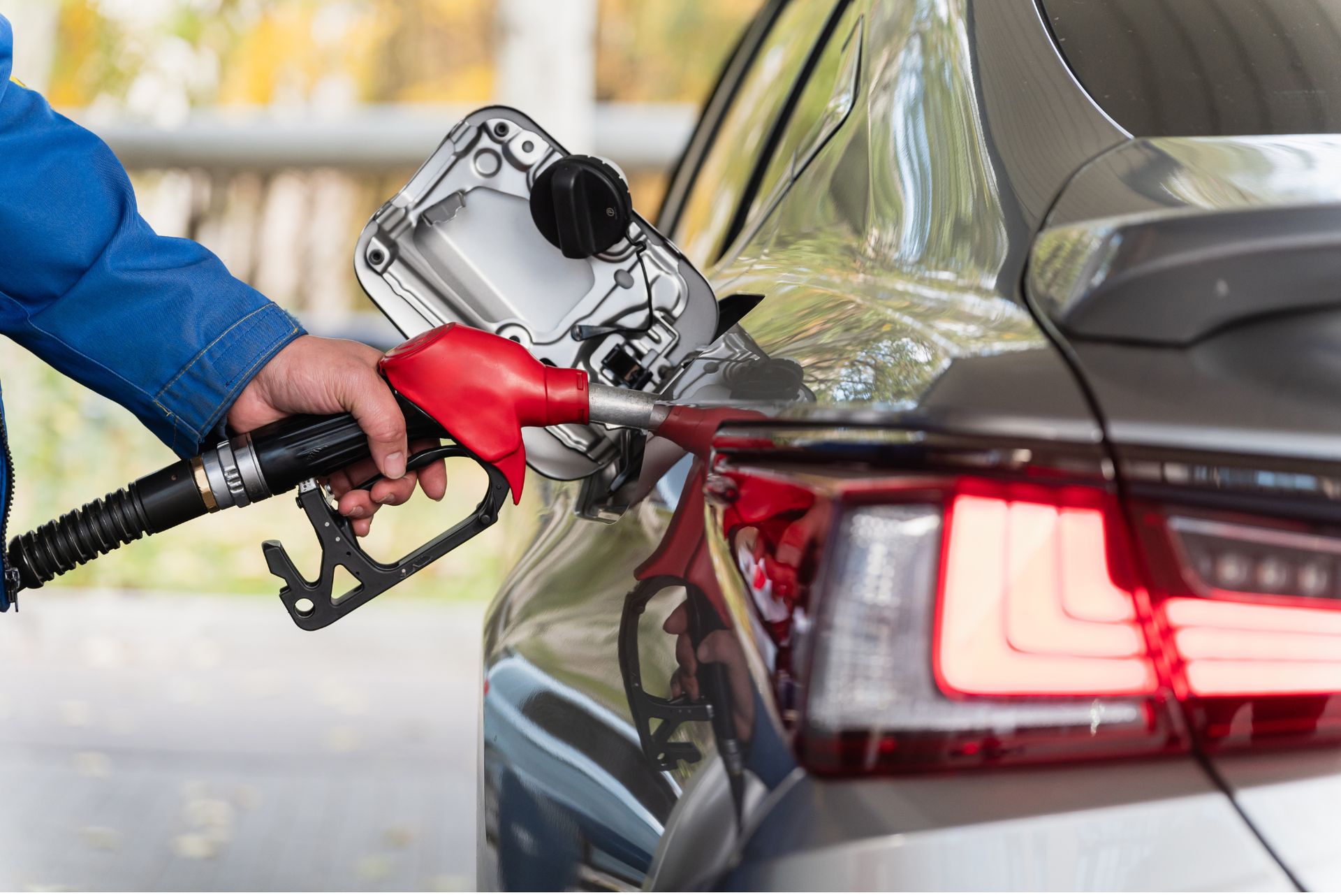 Zarobki sprzedawców na stacjach paliw. Tyle dostają "na rękę"