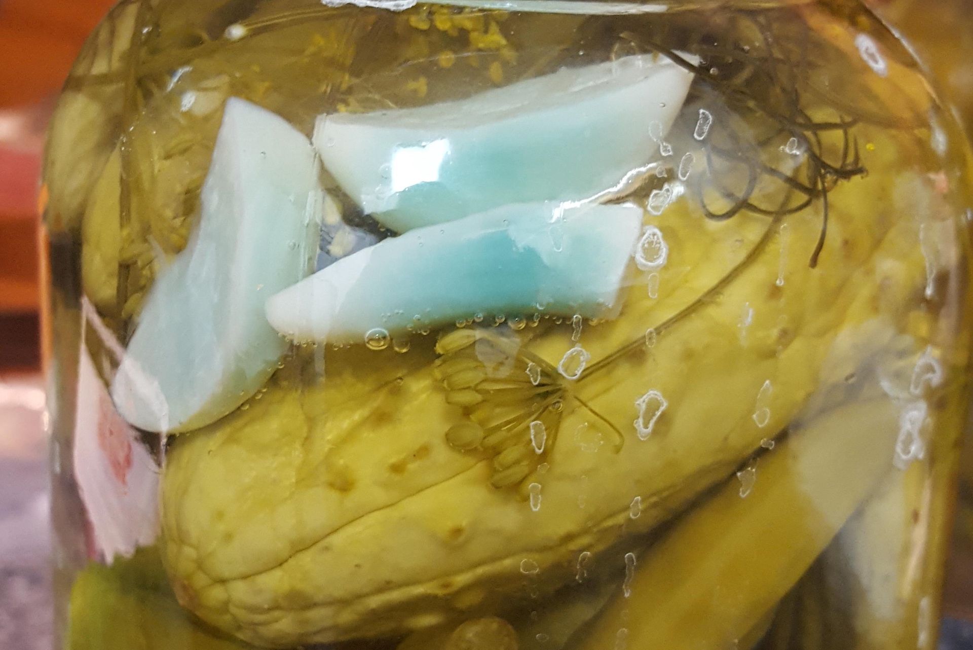 Zauważyłeś w ogórkach niebieski czosnek? Mało kto wie, co jest powodem i czy można go jeść