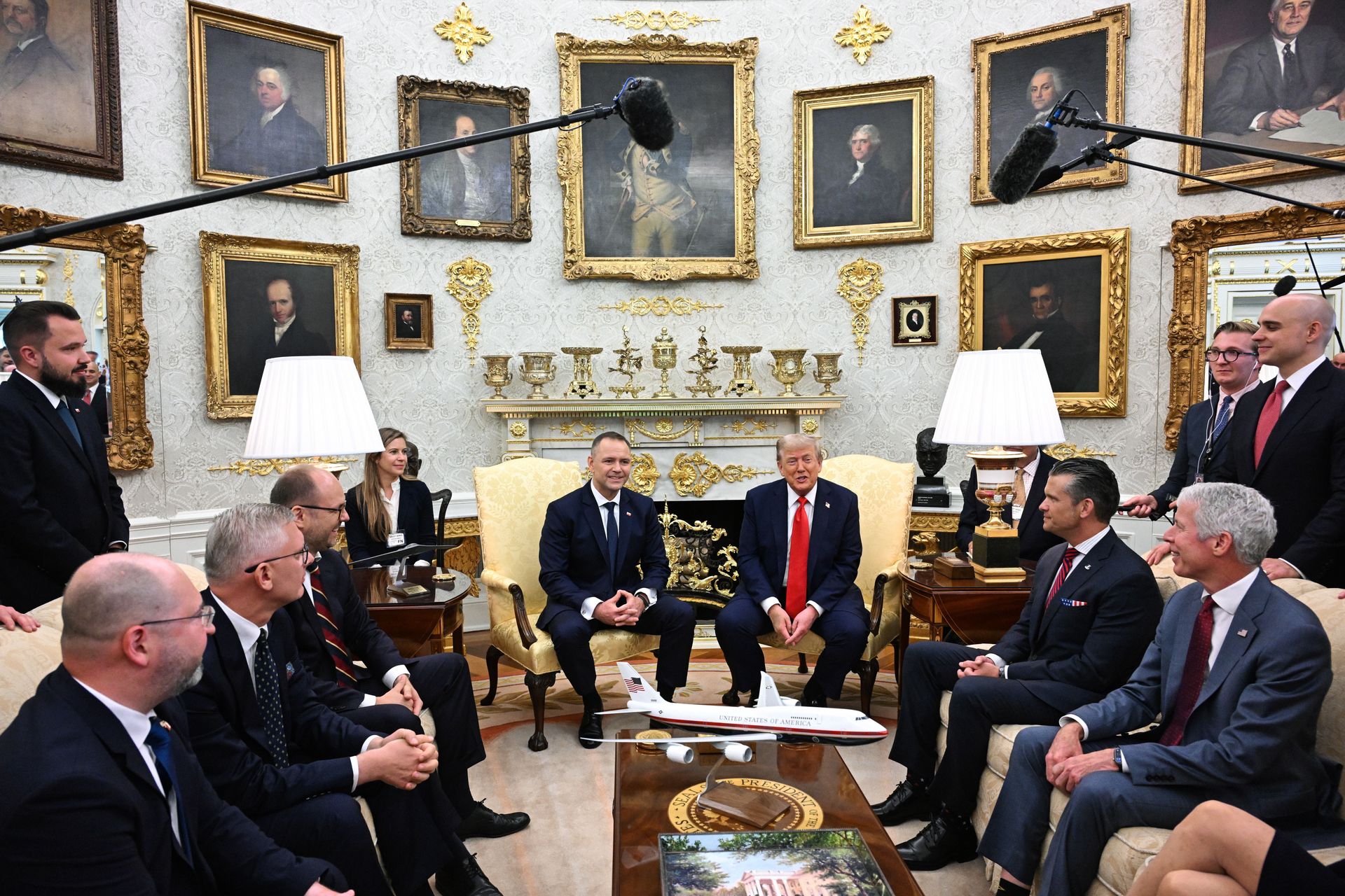 Cenckiewicz na spotkaniu Trumpa z Nawrockim. MSZ o tajnych rozmowach