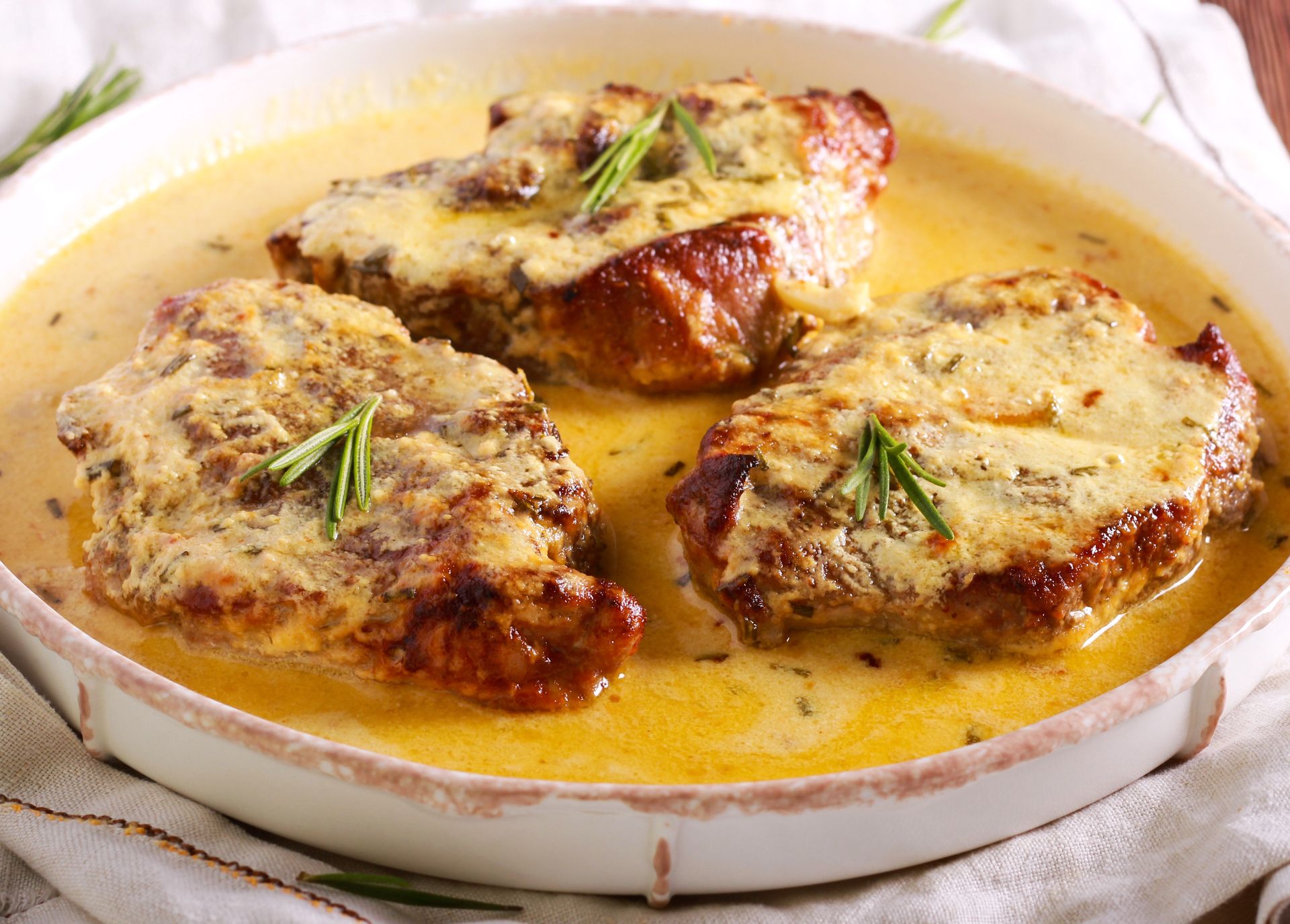 Na obiad przygotowuję schab po francusku. pozostało lepszy od tradycyjnego - delikatny i bardzo soczysty