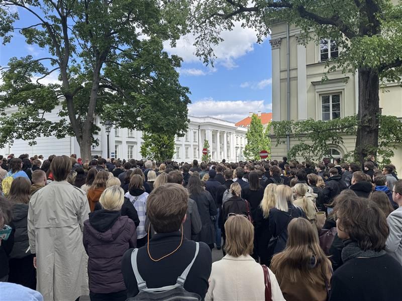 Tragedia na Uniwersytecie Warszawskim. Akademicka solidarność w obliczu dramatu