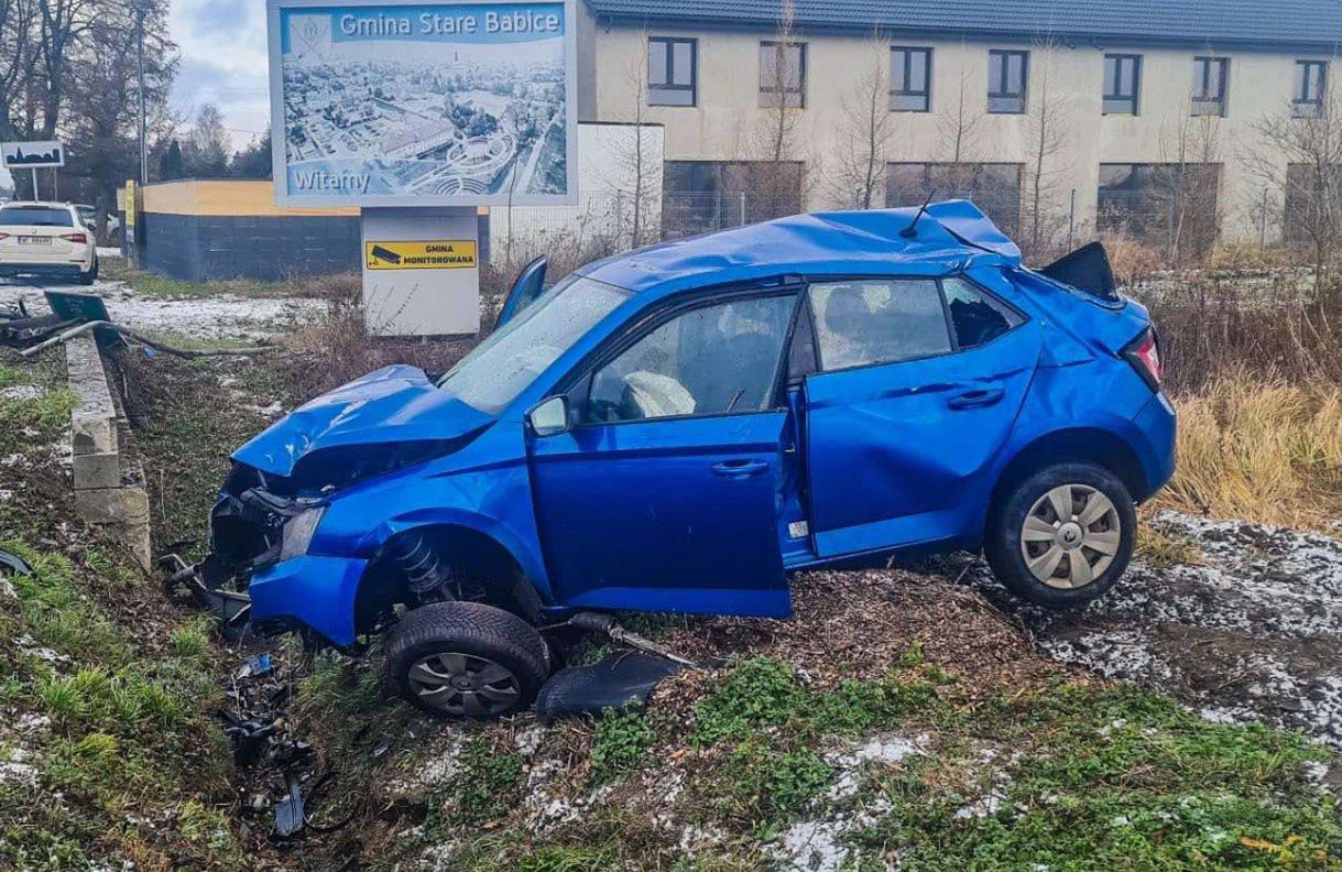 Uderzył w barierki i dachował. W pojeździe urwało się koło