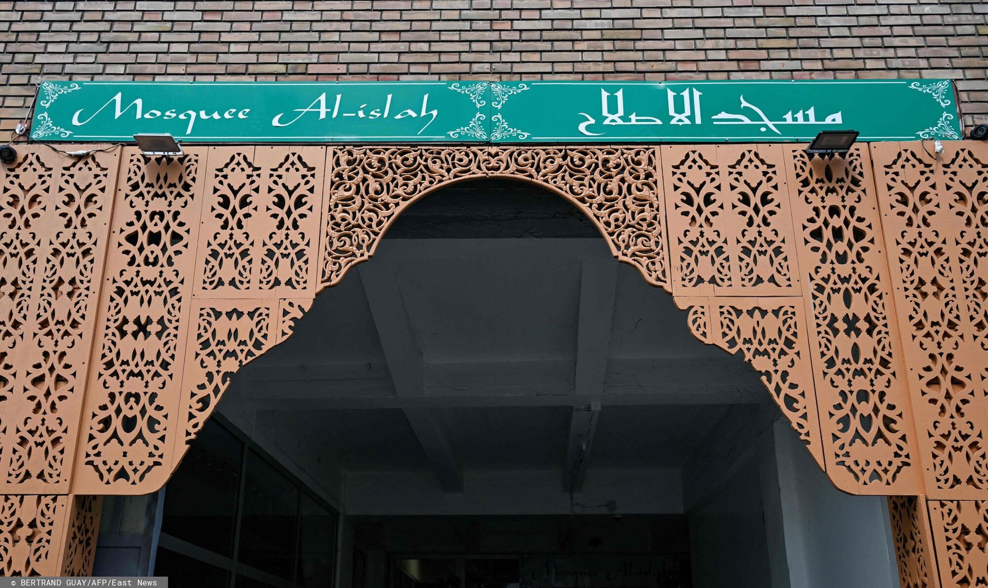 Świńskie łby przed meczetami. 11 Serbów w rękach policji