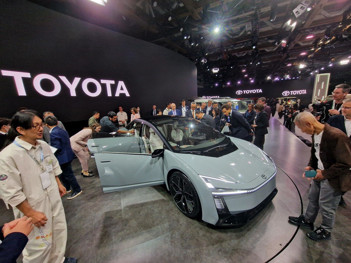 Akumulatory z elektrolitem stałym, wodór, czy paliwa o neutralnym śladzie węglowym? Oto w którym kierunku zmierza Toyota