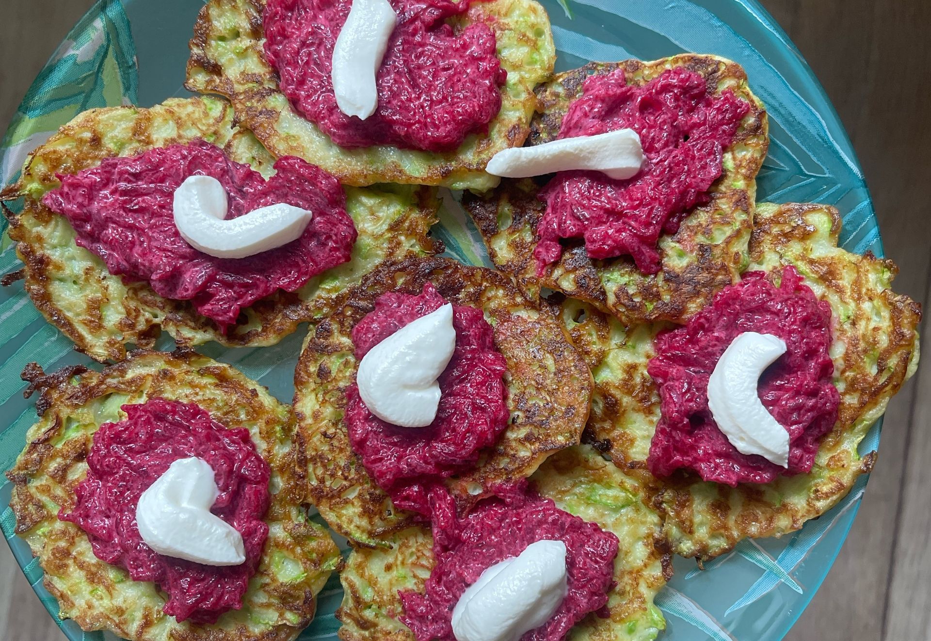 Placki z cukinii podaję z nietypowym dodatkiem. Genialnie podbija smak