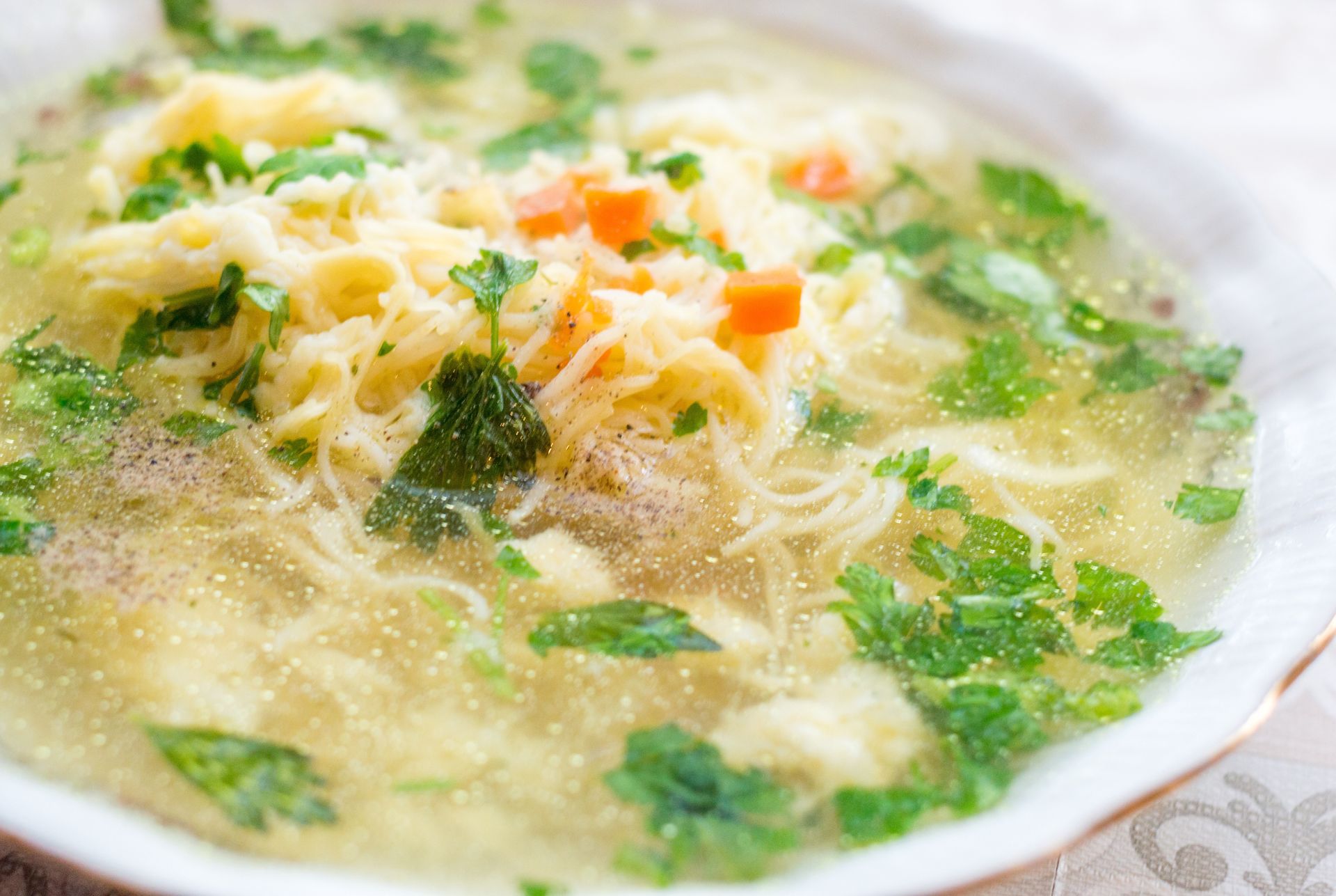 Dorzucam do rosołu zamiast natki pietruszki. Ma wtedy lepszy smak i aromat