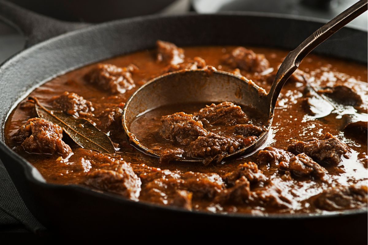 To najlepsze mięso do gulaszu. A my rzadko je dodajemy, bo boimy się, iż będzie twarde, a sposób jest prosty