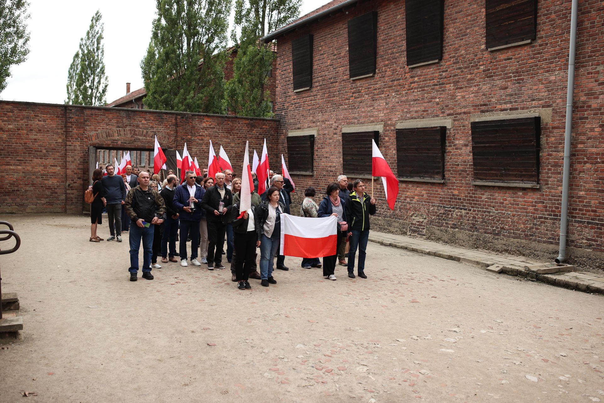 Obchody pamięci w Auschwitz. Ludzie Brauna nie zostali wpuszczeni