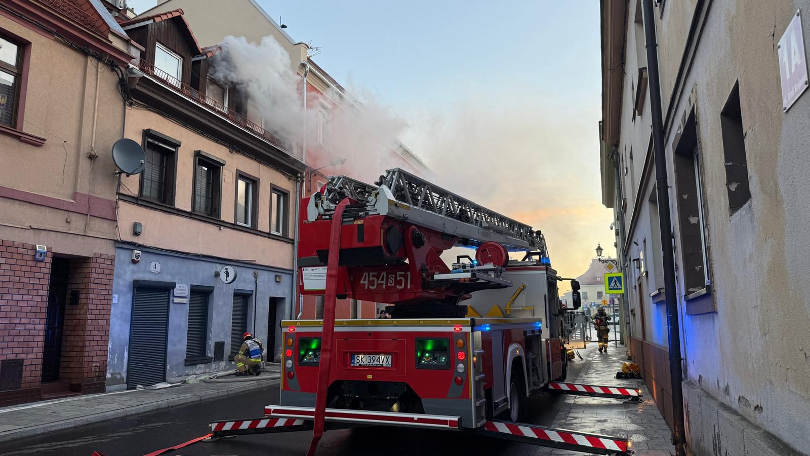 Pożar wybuchł na poddaszu. Nie żyje jedna osoba
