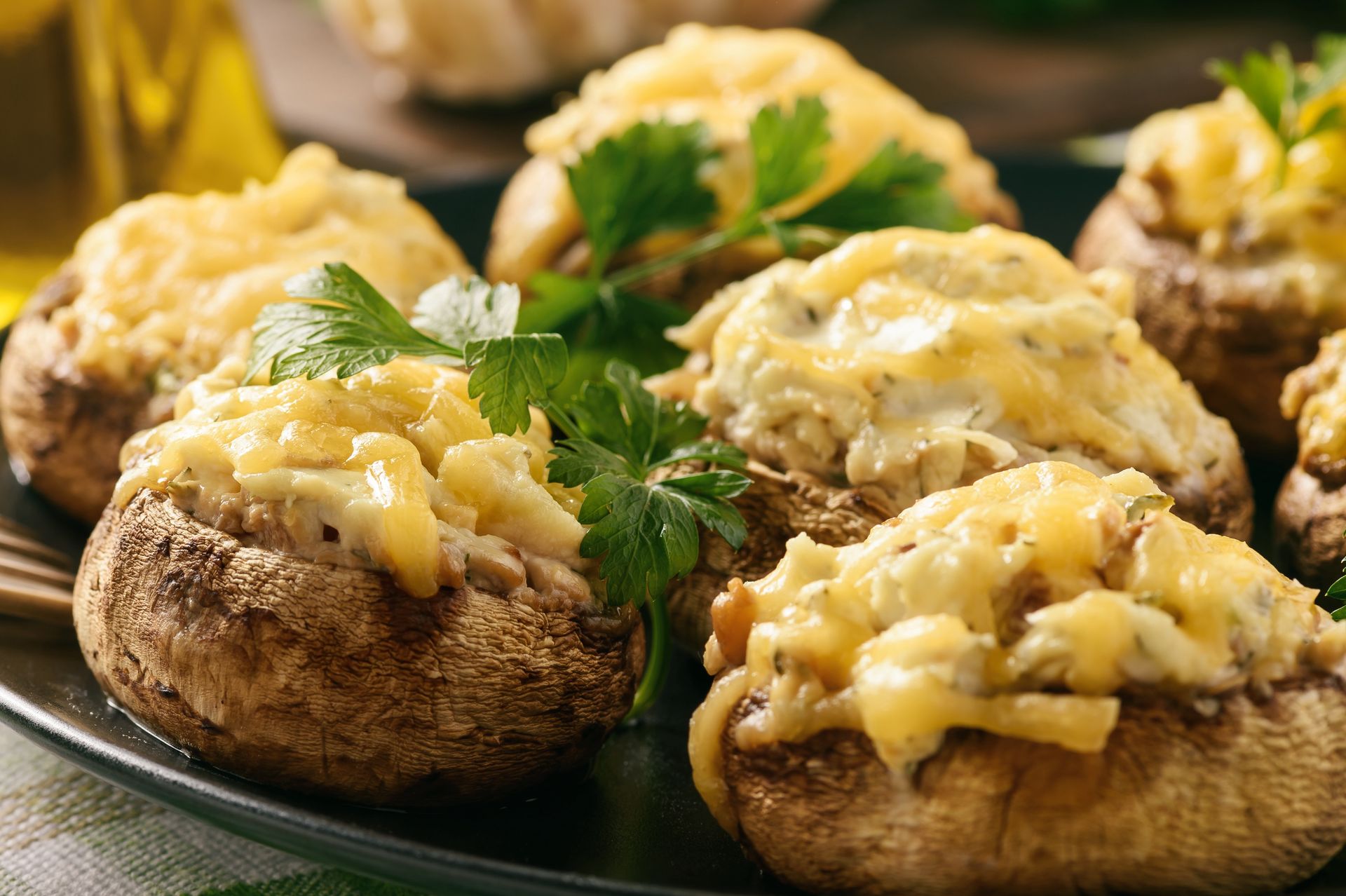 Napycham kapelusze i wstawiam do piekarnika. Pieczarki w tej wersji to poezja smaku