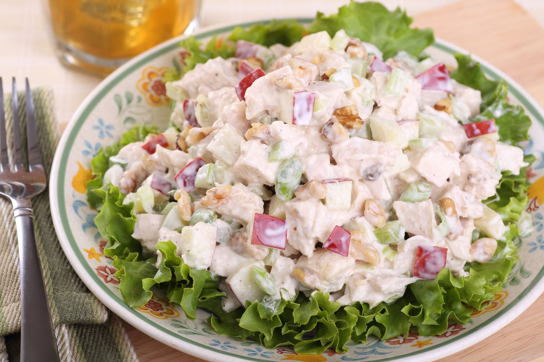 Tę sałatkę z kurczakiem robię często w wakacje. Zwykły gyros może się przy niej schować