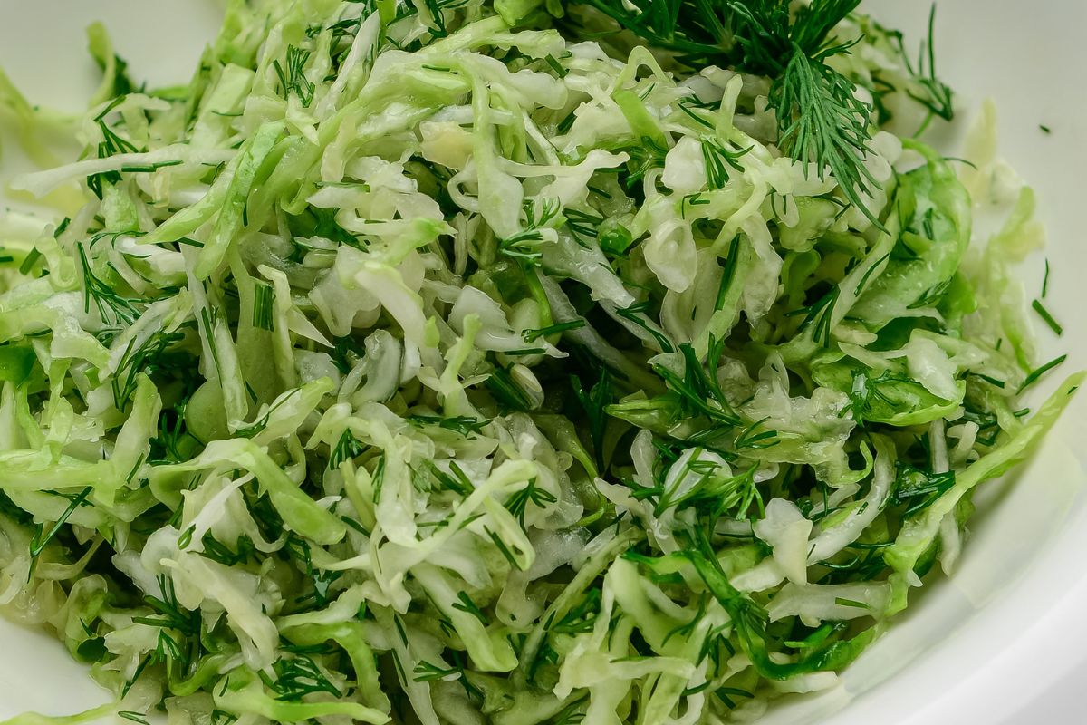 Ścieram na tarce i dodaję do młodej kapusty. Surówka wychodzi chrupiąca i soczysta