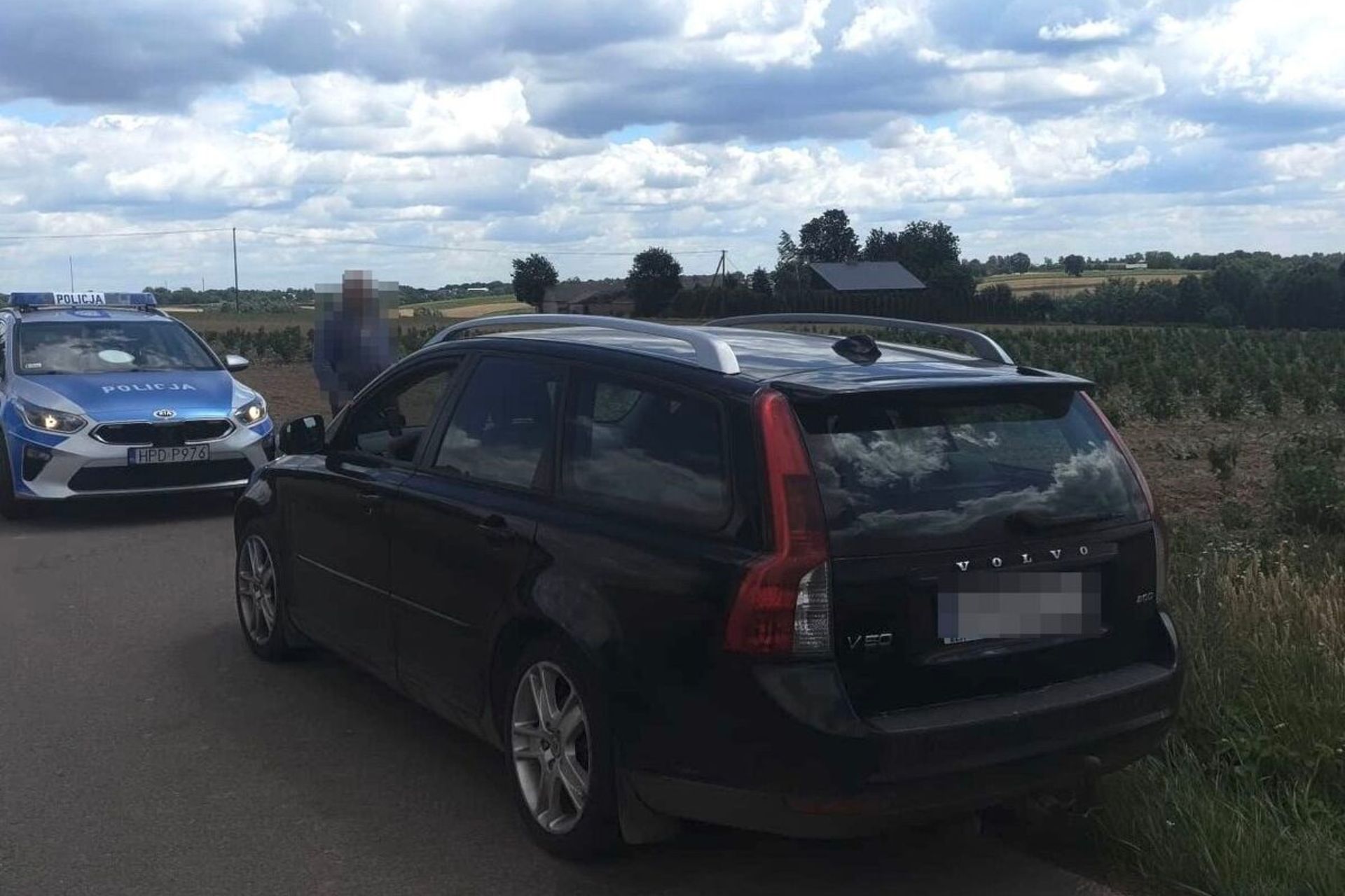 Przyszła pijana do urzędu. Chwilę później wsiadła do auta
