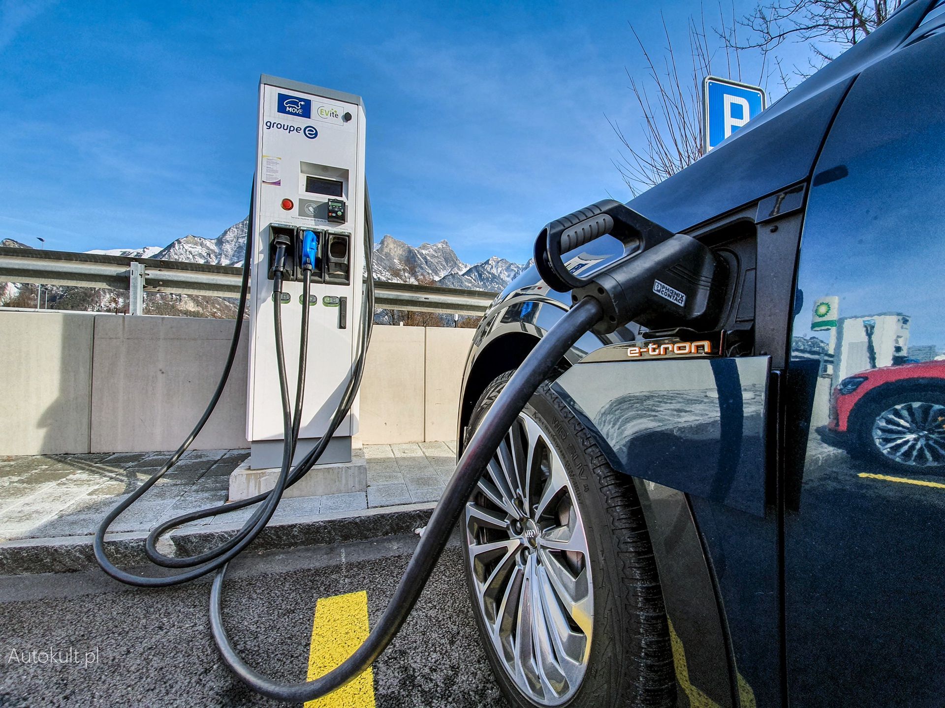 Walka o ładowarkę aut pod Warszawą. Policja sprawdzi listę "szeryfa"