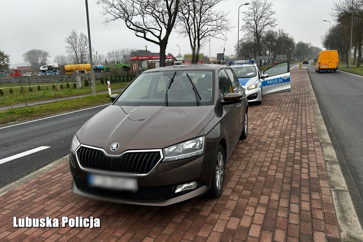 Prowadził pijany samochód. Kopnął policjanta w głowę