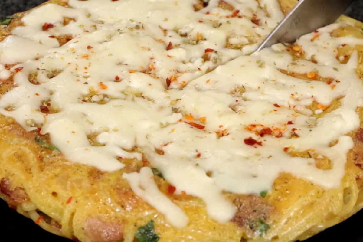 Weź dwa jajka i spaghetti. Ten obiad zrobisz na patelni w 10 minut