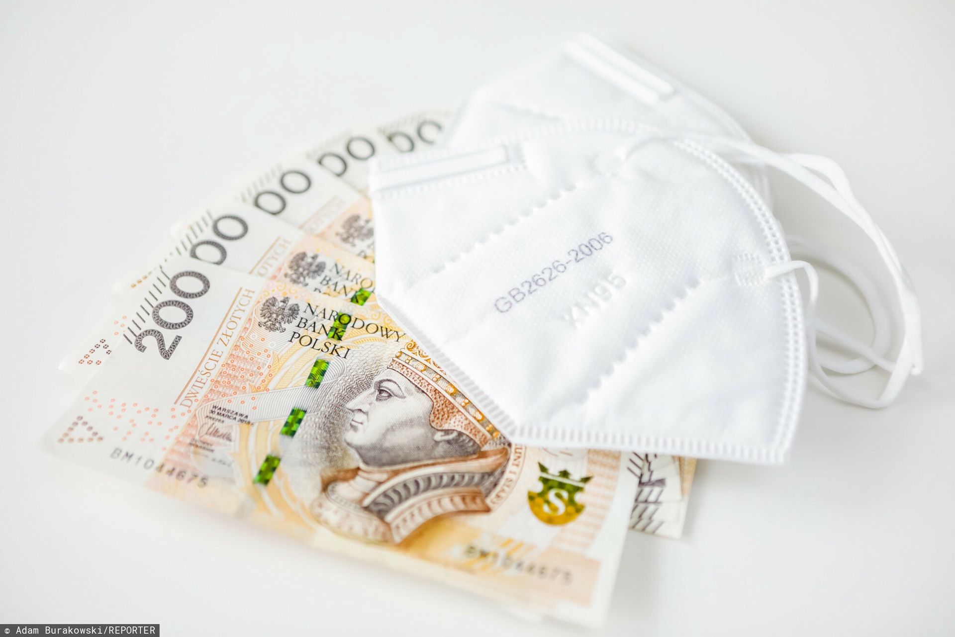 Śledztwo ws. afery maseczkowej umorzone. Sąd: Instruktor narciarstwa nie oszukał MZ