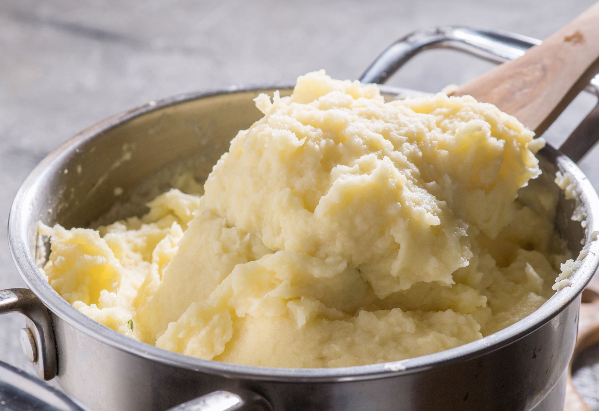 Wyrzucisz tłuczek i praskę, gdy poznasz ten przepis na puree. Nie musisz choćby obierać ziemniaków