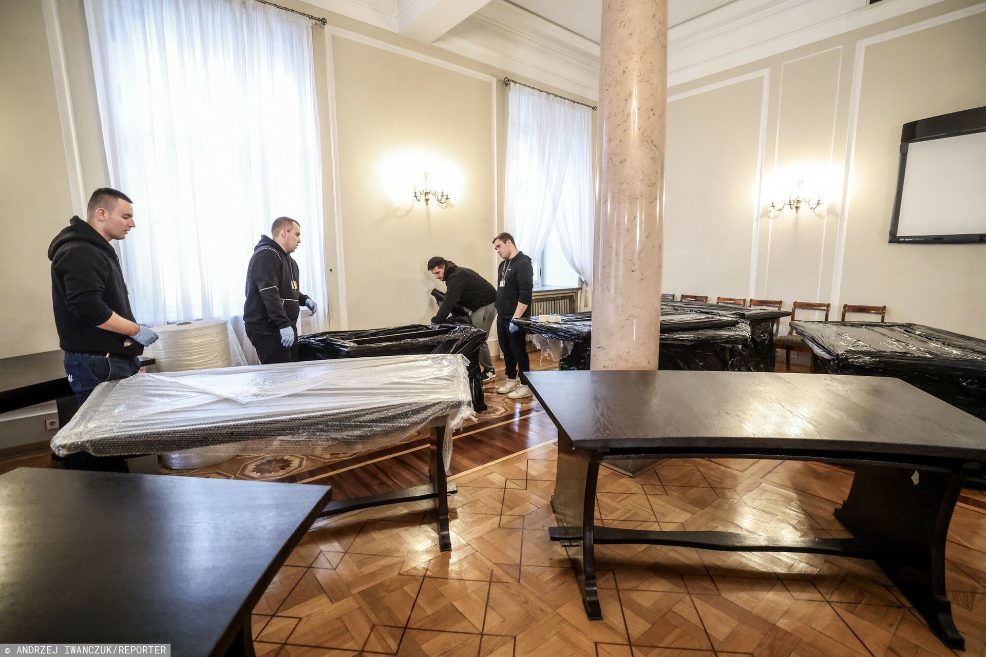 Okrągły Stół przeniesiony z Pałacu Prezydenckiego. Polacy zabrali głos