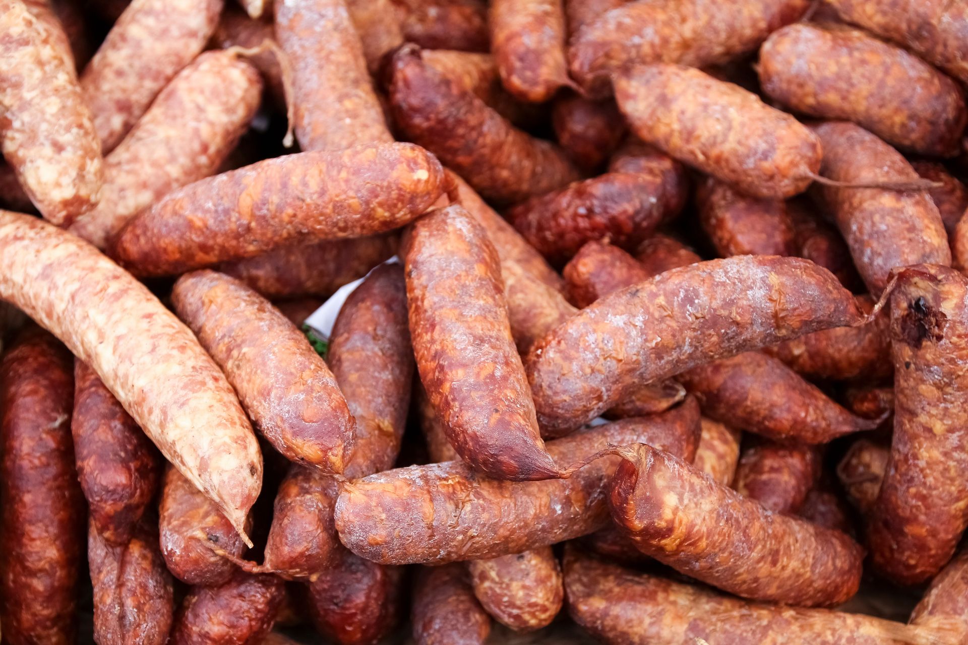 Większość wyrzuca taką kiełbasę. Wyjaśniamy, co oznacza biały nalot