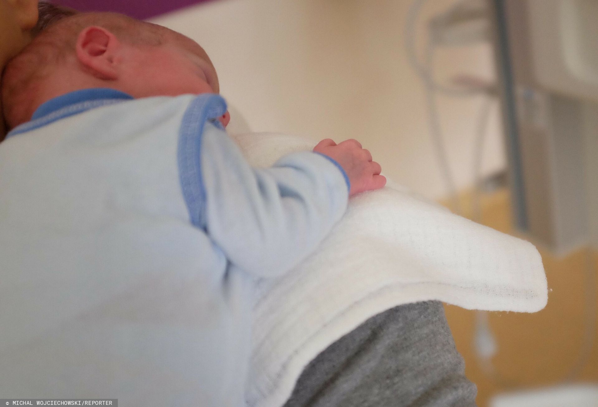 Więzień pojechał do szpitala na narodziny córki. Mógł ją przytulić