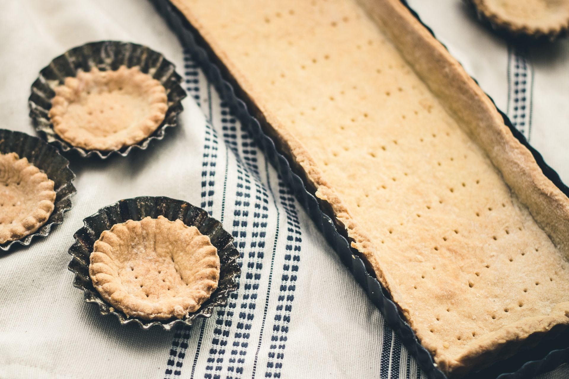 Kruche ciasto do szarlotki zagniatam z trzech składników. Nie ma w nim ani mąki, ani cukru