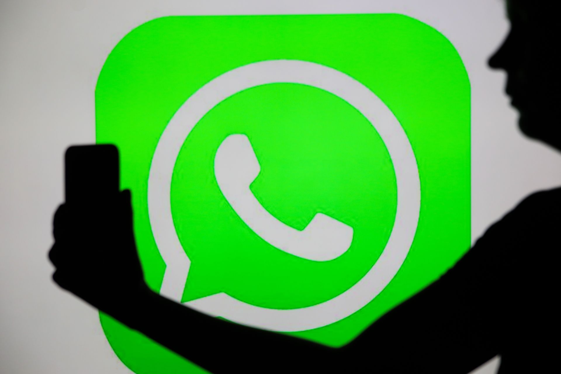 Luka w WhatsAppie na Androidzie: podgląd galerii bez PIN-u