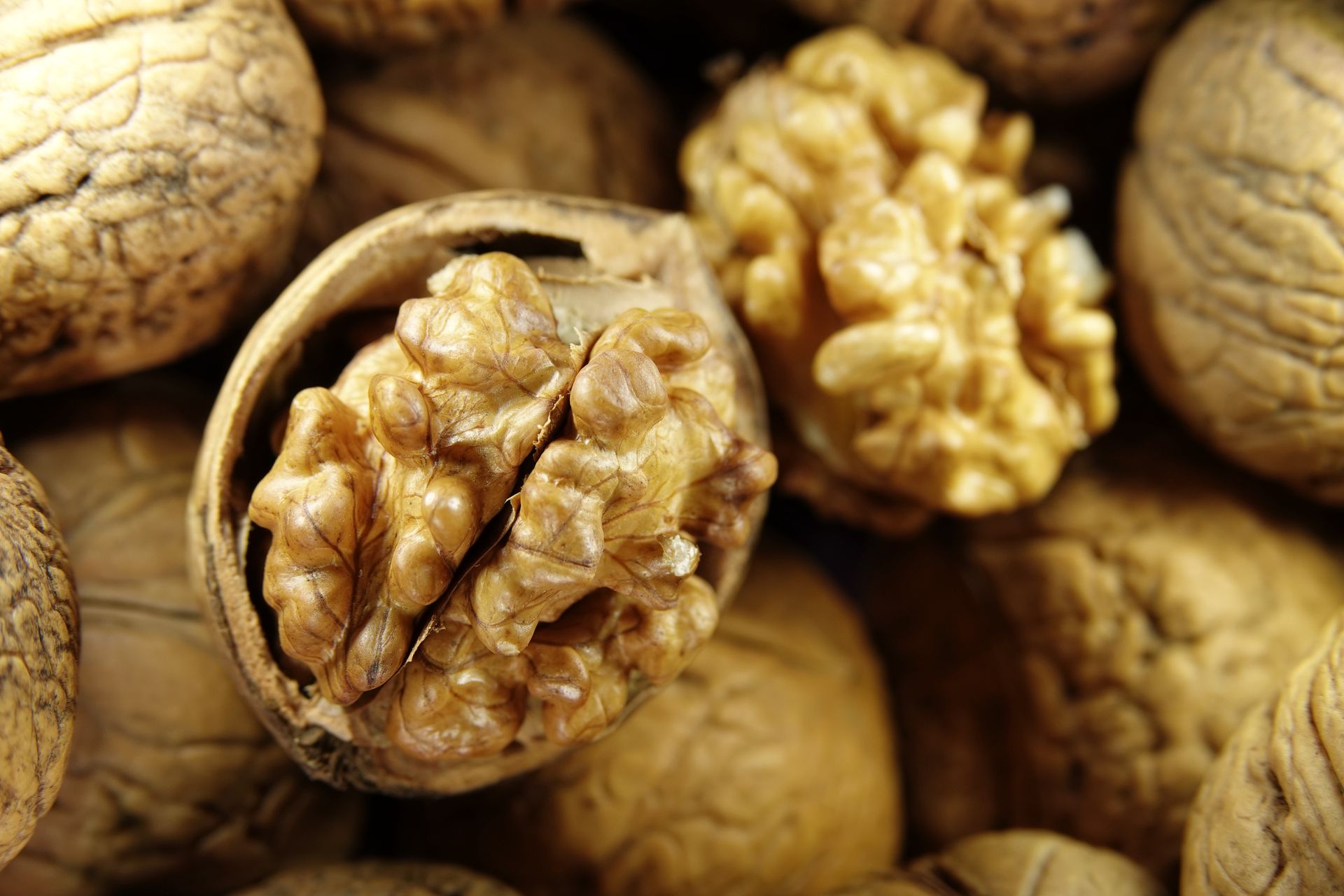 Wrzucam do słoika z orzechami włoskimi. Dzięki temu nie pleśnieją i zachowują trwałość na dłużej