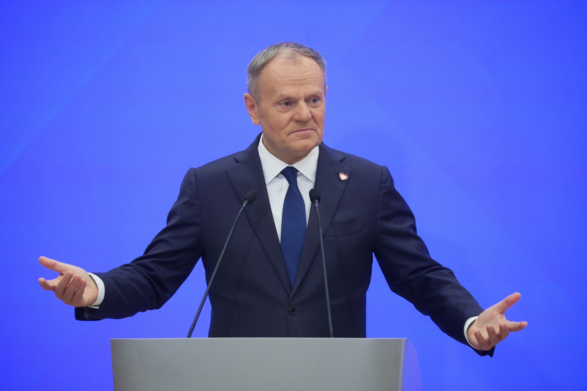 "Wielki polski exodus". Tusk reaguje na artykuł w brytyjskiej gazecie