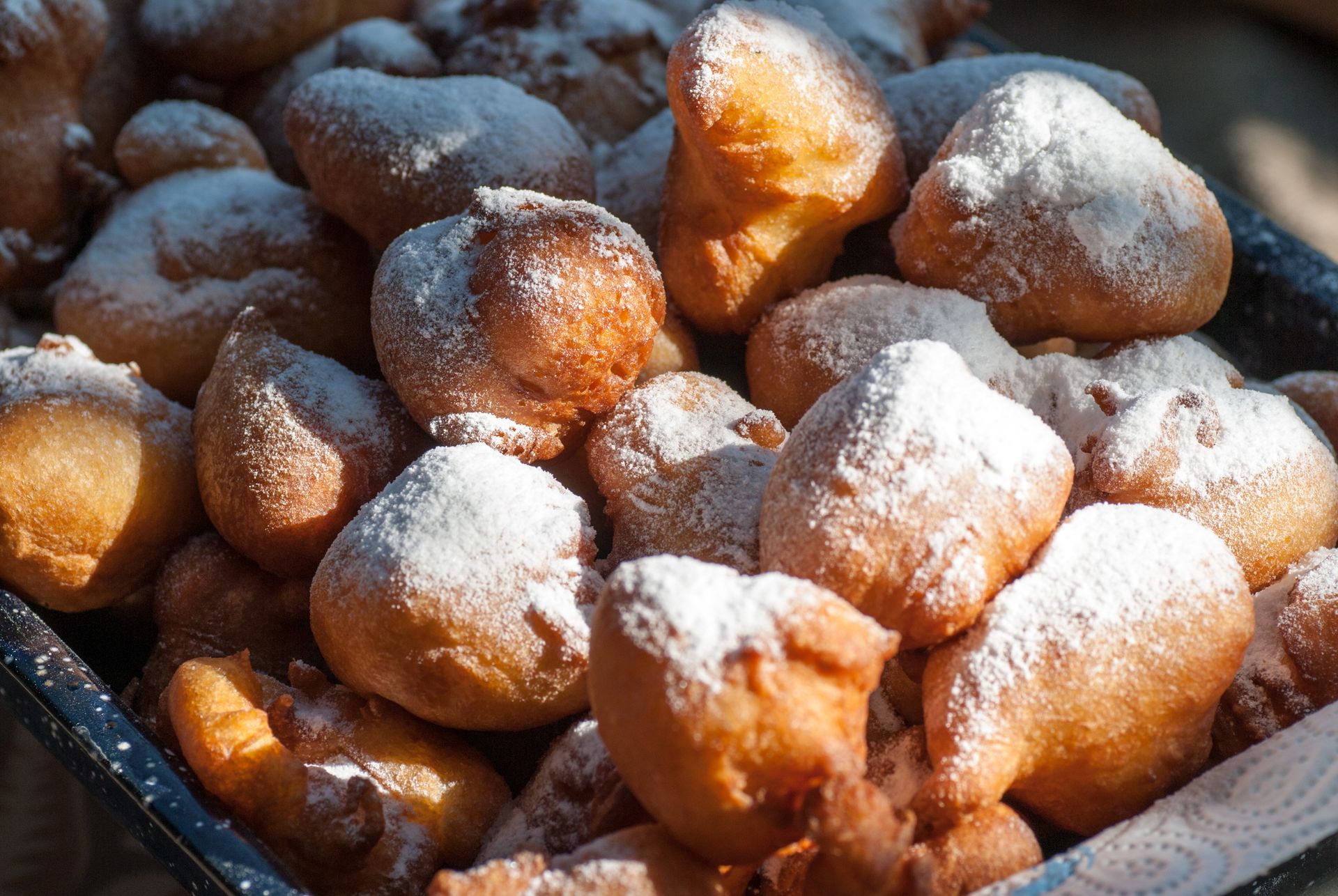 Mieszam w misce skyr z jajkami i mąką. Ekspresowe mini pączki w mig lądują na talerzu