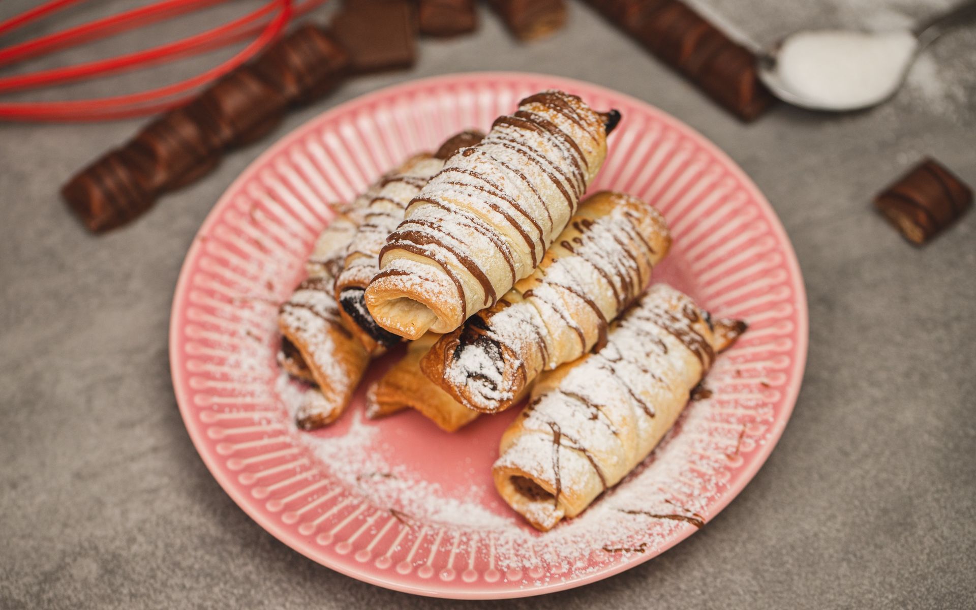 Łączę 4 składniki i wkładam do piekarnika. Po 15 minutach cała rodzina zajada się pysznymi rogalikami