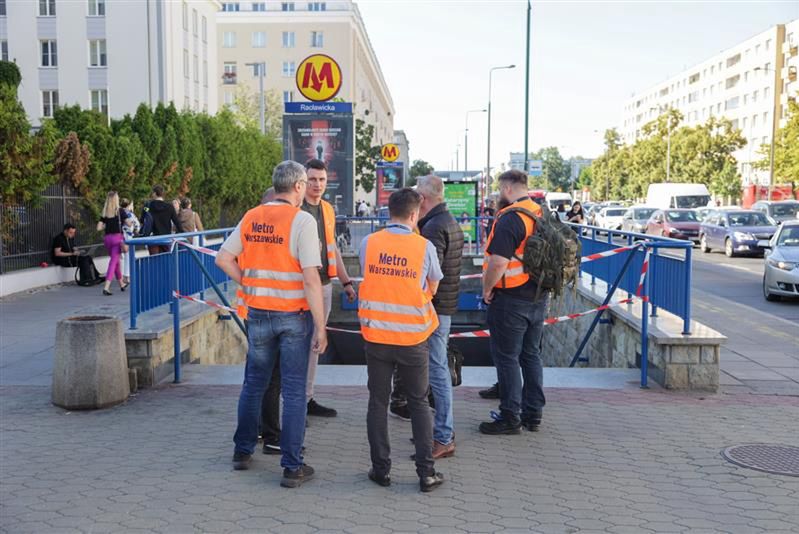 Znowu dym na stacji metra w Warszawie. Na miejscu straż pożarna