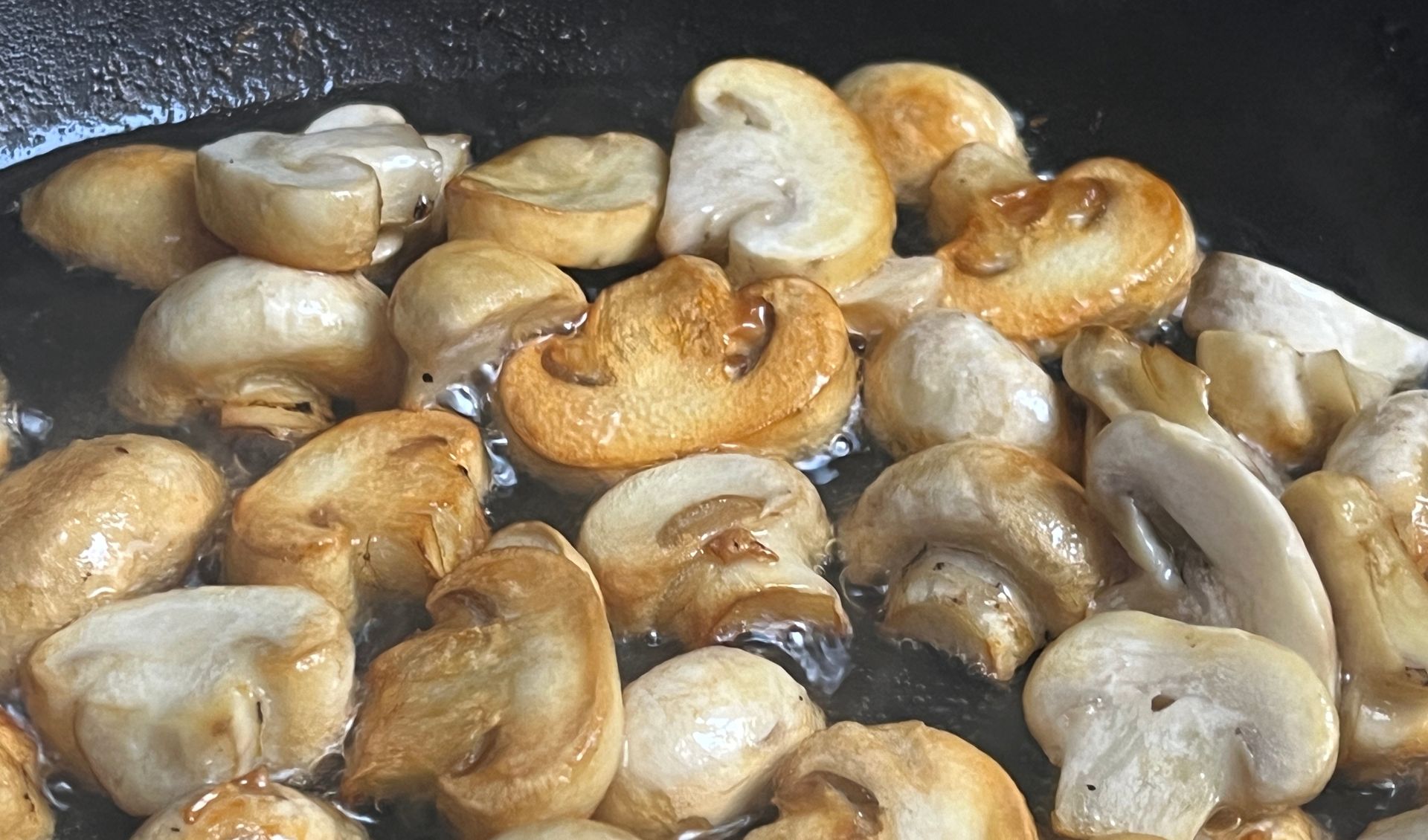 Dodaję kilka kropel. Dzięki temu pieczarki nie ciemnieją podczas smażenia