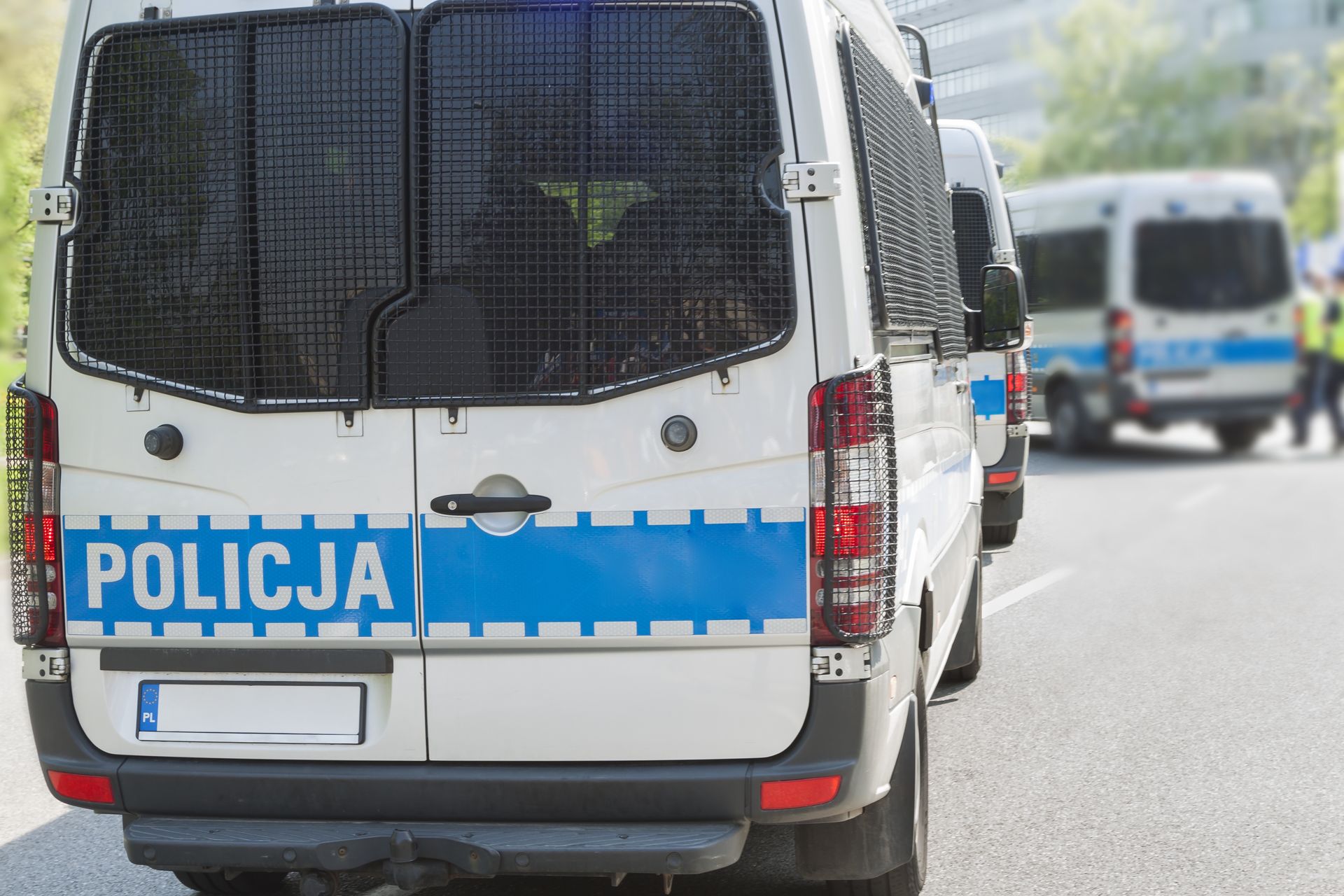 Karambol po pościgu na S61. Pięć aut rozbitych, policjanci w szpitalu